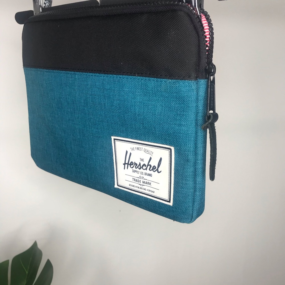 🔴SOLD🔴 Herschel Anchor Sleeve for iPad Air/ iPad Case - Picture 2 of 7